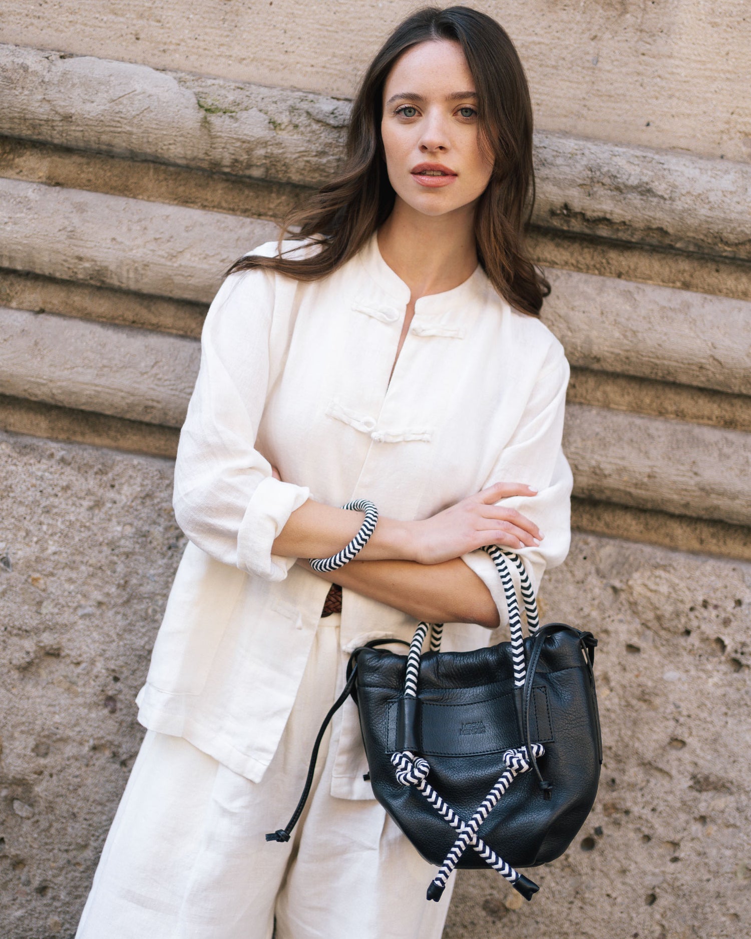 Irupe Medium Leather Bag - Black Bataraza