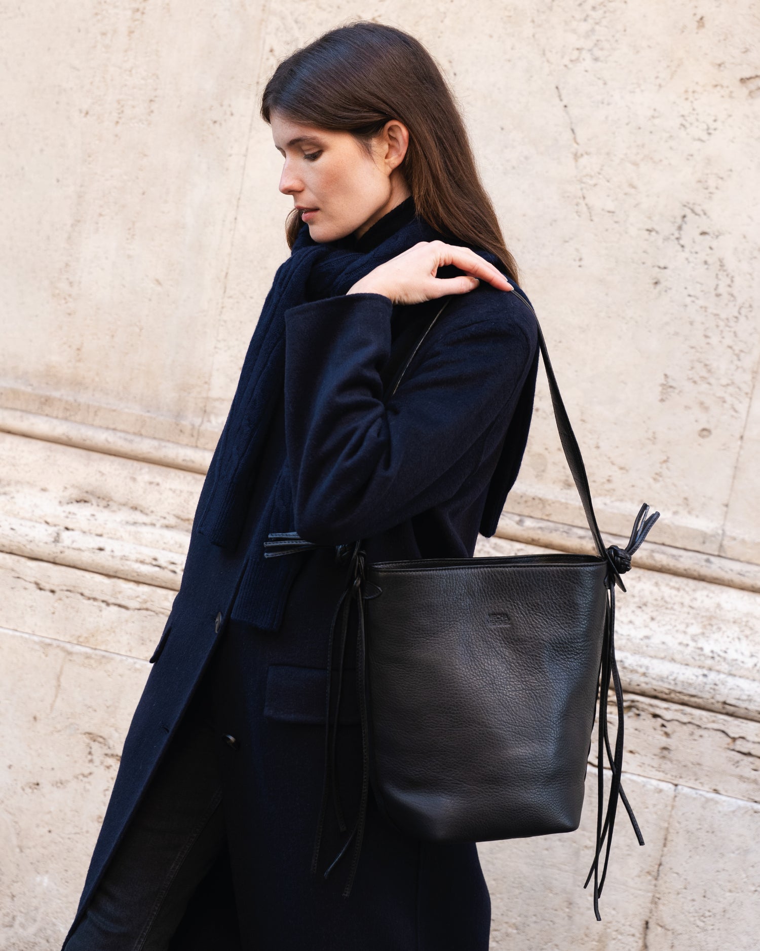 Yarara Leather Shoulder Bag - Black