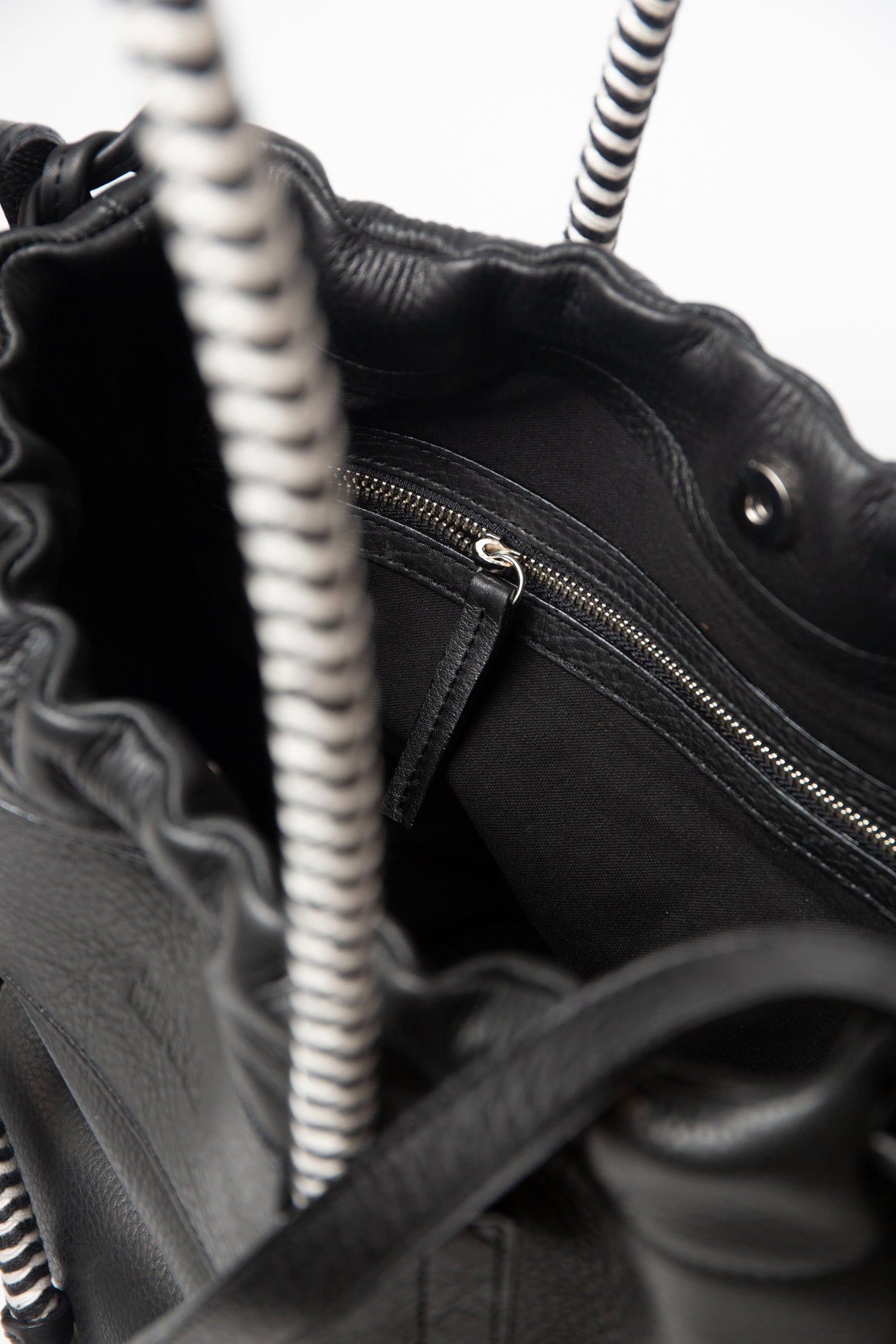 Irupe Medium Leather Bag - Black Bataraza